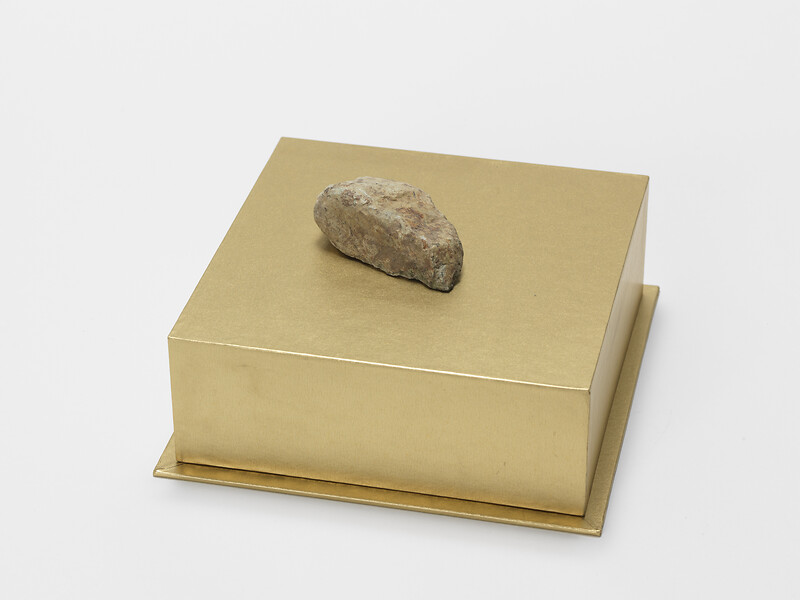 Susanne Roth; Bagatelle XXVIII 2013/2014, – aus 41-teiliger Reihe; 16 x 16 x 6 cm; Pappe, Papier und ein Stein
