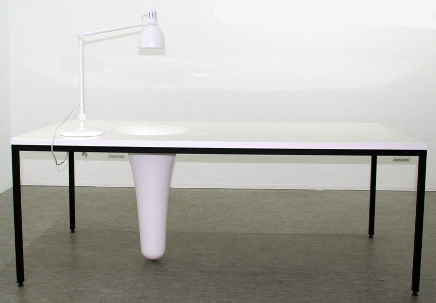 Tisch, 2013 – 3 Maß-Varianten; 200 x 95 x 75 cm; Holz, Kunststoff, Farbe, Metall, Schreibtischlampe