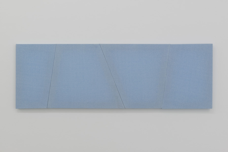 Nachthemd hellblau, 2018 – 44,5 x 136,5 cm; Stoff, Holz; Foto: Annette Kradisch
