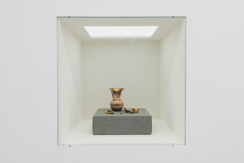 Kleine Vase, 2020 – Vitrine ca. 30 x 30 x 30 cm; zerbrochene Vase, Sockel, Vitrine; Foto: Annette Kradisch