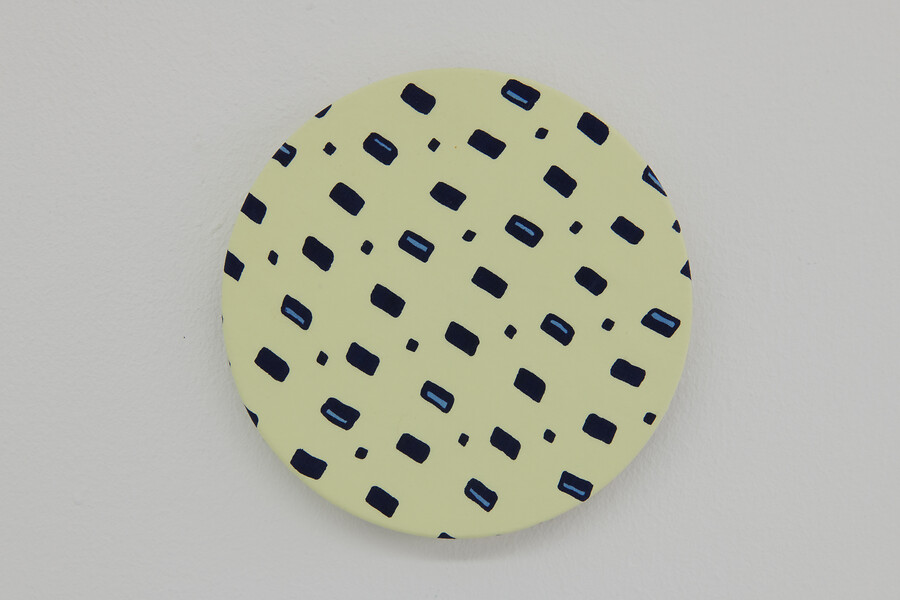 Ein Konfetti, (aus 60), 2020 – Durchmesser 20 cm, Stoff von ausrangierten Kleidungsstücken, Holzscheiben; Foto: Annette Kradisch
