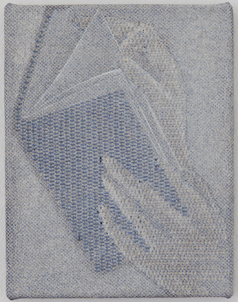 Reader, 2025 &ndash; 31 x 24 cm; gezogenes Garn, Kreidefarbe auf Mischgewebe; Foto: Annette Kradisch