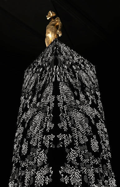 Zack_Badersee, 2014 (Ausschnitt) &ndash; 560 x 100 x 100 cm; Bronzeguss, Kryolithglas, rostfreier Edelstahl, vollflächig verschweißt und handverschliffen