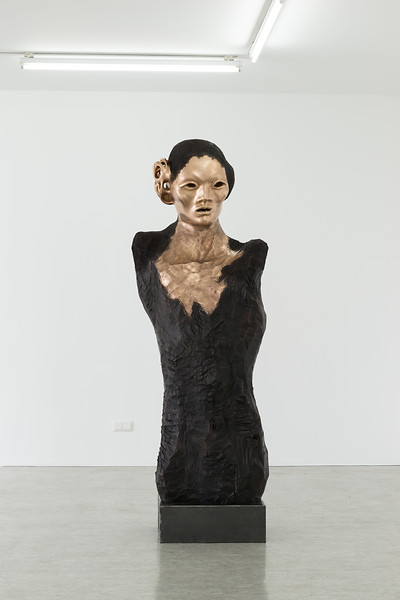 220 x 75 x 65 cm; Bronzeguss handverschliffen und feuerpatiniert, Stahlsockel; Foto: Annette Kradisch