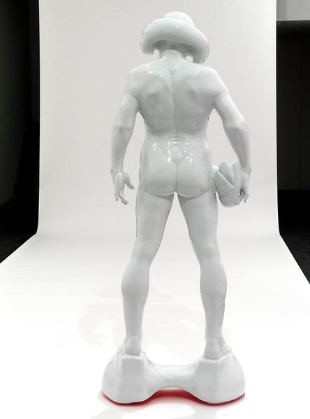 Monomon, 2002-2007 &ndash; 205x80x55 cm; Bronzeguss einbrandlackiert, Kryolithglas