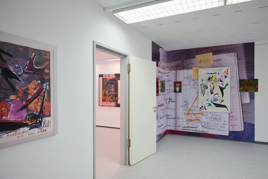 Ausstellungsansicht „schreibtisch voller dead lines" &ndash; Foto: Annette Kradisch