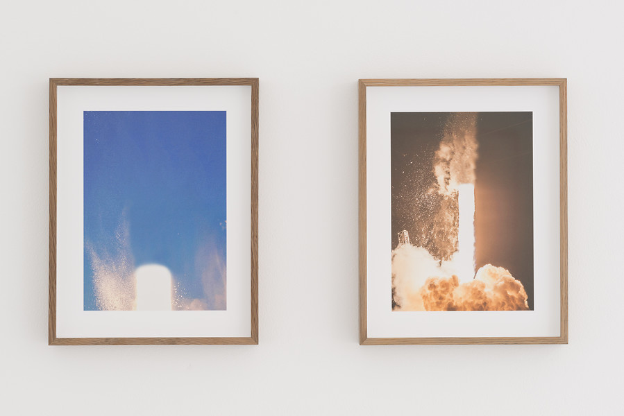 o. T. (Lift-off) aus einer Reihe von 86 Arbeiten, 2017 &ndash; Unikate; 28 x 22 cm; Archiv Pigment Druck auf Photo Rag; aufkaschiert; gerahmt mit Eichholzleiste gebeizt
und entspiegeltem Museumsglas mit UV-Schutz