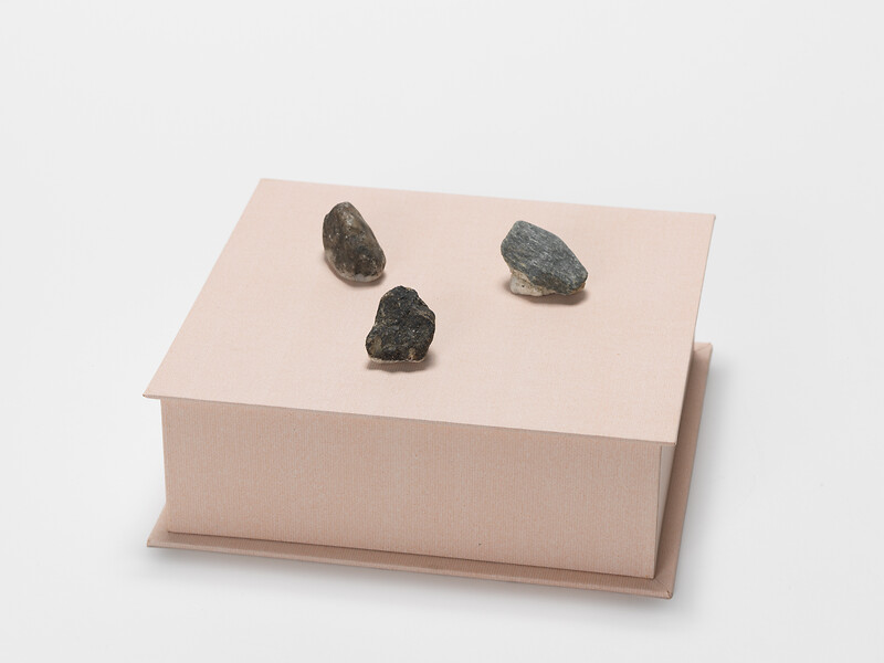 Susanne Roth, Bagatelle VIII, 2013/2014 &ndash; aus 41-teiliger Reihe; 19 x 20 x 6,5 cm; Pappe, Papier und drei Steine