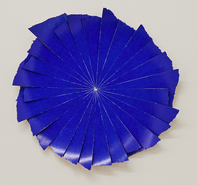 Wohin des Wegs  (Ed. 2/12), 2025 &ndash; Durchmesser ca. 20 cm, Papier übereinander liegend, mit Skalpell bearbeitet (Foto: Annette Kradisch)