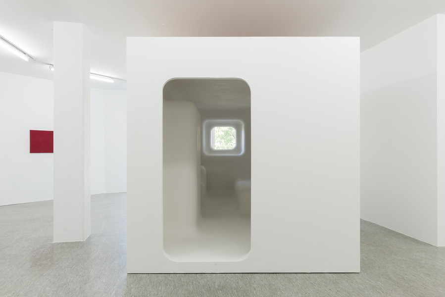 Jugendzimmer, 2001/2018 &ndash; 530 x 240 x 230 cm; Holz, Styropor, Farbe; Foto: Annette Kradisch