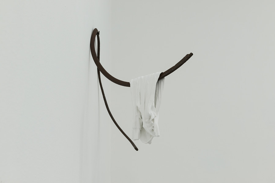 ohne Titel, 2020 &ndash; 65 x 39 x 35 cm, Textil, Kunststoff, Pigment, Stahl; Foto Annette Kradisch