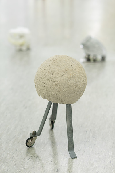 Blade, 2020 &ndash; 43 x 24 x 30 cm; Papiermaché, Stahl, Gummi; Foto: Annette Kradisch