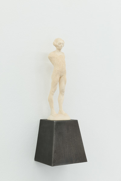 LUXS, 2020 &ndash; ed. 99; 30 x 8 x 8 cm; Bergahorn;
Sockel, 15 cm Höhe, Stahl geschwärzt, vollflächig verschweisst und strukturgeschliffen;
Foto: Annette Kradisch