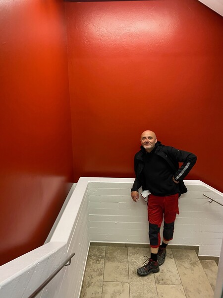 Gerhard Mayer, Juli 2021 &ndash; Treppenaufgang Oechsner Galerie im Atelier- und Galeriehaus Defet; Foto: Annette Oechsner