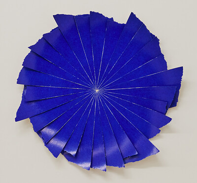 Susanne Roth, Wohin des Wegs  (Ed. 3/12), 2025 &ndash; Durchmesser ca. 20 cm, Papier übereinander liegend, mit Skalpell bearbeitet (Foto: Annette Kradisch)