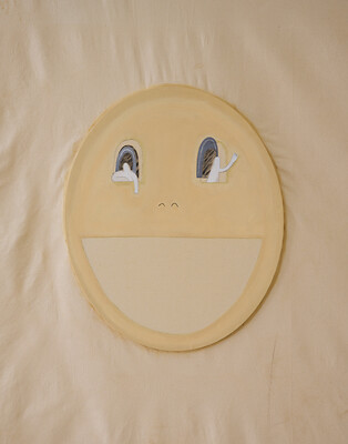 Tomoe Hikita, Smiley 2026 - aus Installation, Mischtechnik auf Leinwand &ndash; Foto: Annette Kradisch