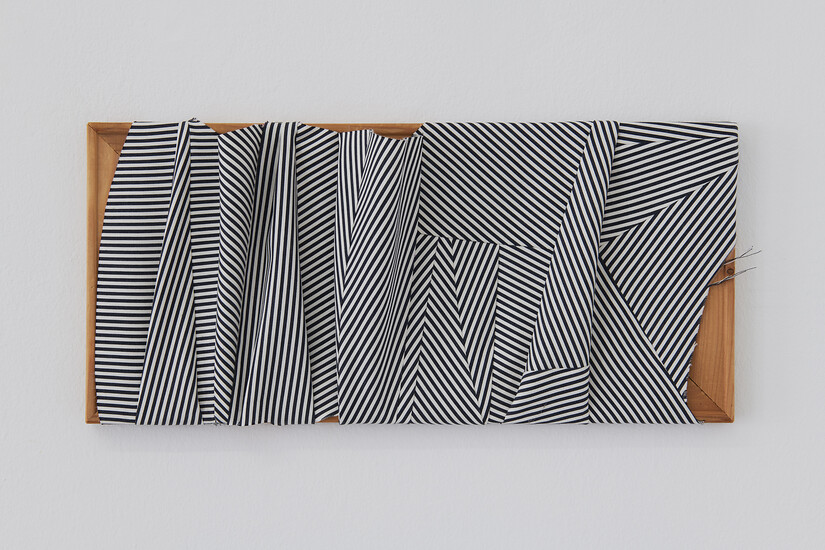 Aldona Kut, o. T., 2025 &ndash; 24 x 54 cm; Stoff/Keilrahmen; Foto: Annette Kradisch