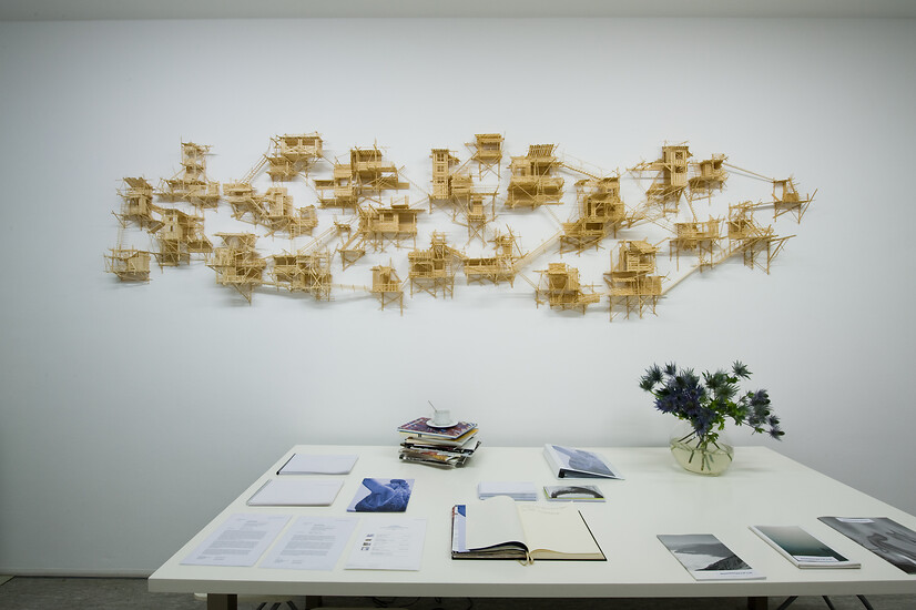 Michael  Schrattenthaler, homegrown # 4 (Baumhaus), 2010 &ndash; ca. 370 x 95 x 22 cm; Holz; Foto: Annette Kradisch