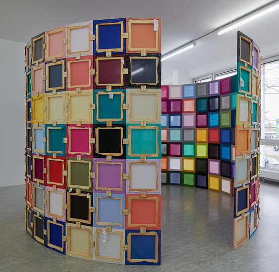 THE CROWD, 2023 &ndash; Durchmesser ca. 330 cm, H 210 cm; 
210 Stoff bespannte Keilrahmen, à 30x30 cm; Foto: Annette Kradisch