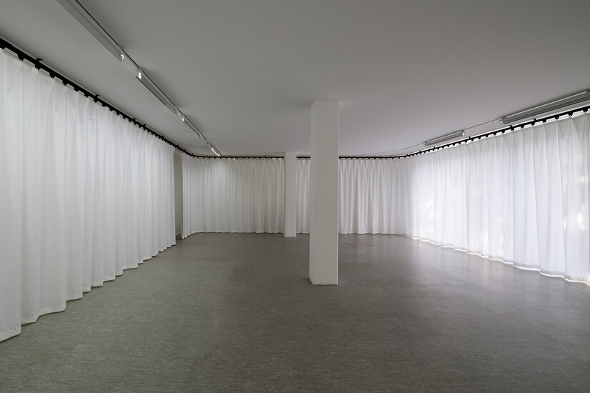 Michael  Schrattenthaler, Drehender Vorhang # 4, 2010 &ndash; Maße variabel; Stoff, Laufschienen, Motor, Steuerung; Foto: Annette Kradisch