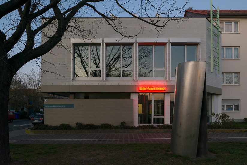 better future tomorrow ed. 2/5+1 2020 (Leuchtschrift für außen) &ndash; ca. 200 x 20 x 10 cm; Neonschrift, Acrylglas, Kabel, Trafo; Foto: Annette Kradisch