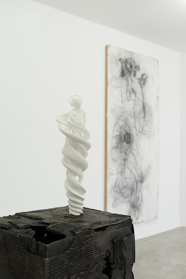 Skluptur ONA  und Sockelelement, 2018 &ndash; Skulptur 55 x 14 x 12 cm; Sockel 115 x 55 x 40 cm;
Skulptur: Selektives Lasersintering, Plolyamide;
Sockel, Bronzeguss feuerpatiniert; Foto: Annette Kradisch