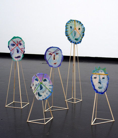 Sebastian  Tröger, "Die Freunde" (5-teilig), 2018 &ndash; je ca. 100 x 40 x 20 cm; Acryl auf Plexiglas, Holz, Gummi; Foto: Sebastian Tröger