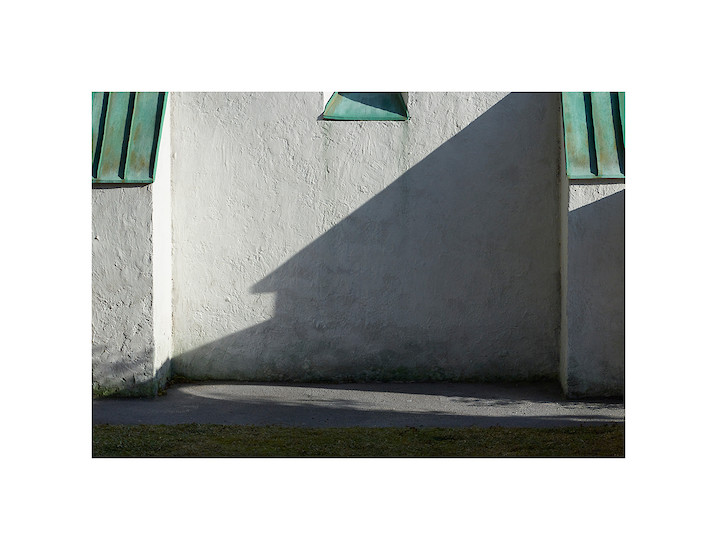 „Schatten 6“ (Kirchenwand), 2016 &ndash; Ed. 5; 60 x 87,3 cm x 90 x 117,3 cm; Archival Pigment Druck