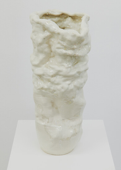 Sarah Pschorn, Cloudy 20, 2022 &ndash; 55x28x23 cm, Porzellan, Glasur, Lüster; Foto: Annette Kradisch