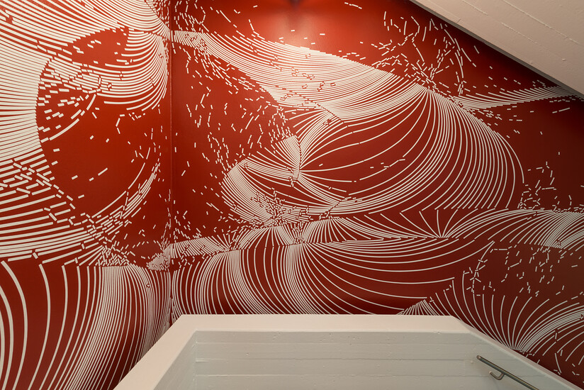 „1/32 Sekunde entfernt vom Silicon Valley", Wandzeichnung #39 , 2021 &ndash; Treppenaufgang Oechsner Galerie im Atelier- und Galeriehaus Defet; 62 qm; weißer Vinylfolien-Plot nach Tuschezeichnung auf Acryllack, Foto: Annette Kradisch