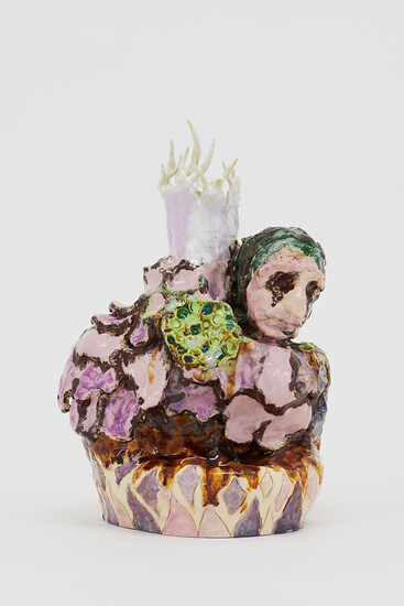 Markus Putze, „Die Schwere des Himmels, des Körpers, der Nacht (wo werde meine Wurzen Halt finden?)”, 2024 &ndash; 32 x 17 x 14 cm; glasierte Keramik (Foto: Annette Kradisch)