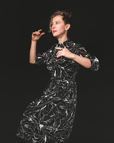 Xenia Pestova Bennett (Image: Dimitri Djuric) &ndash; 15. August 2024, 18 Uhr:
Musical Intervention with Toy Piano by the Pianist, Composer and Performing Artist