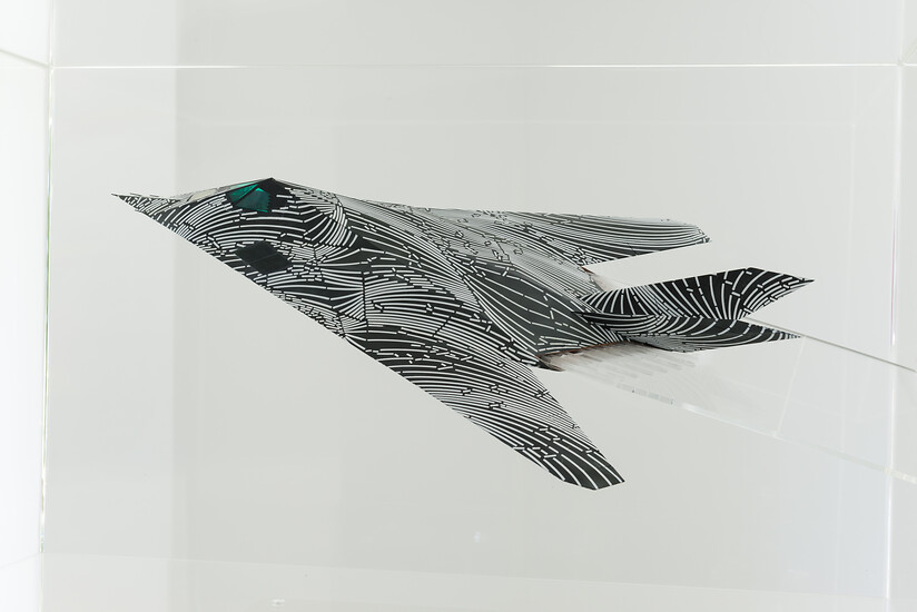 „F117A“, 2021 &ndash; 7,0 x 62,5 x 40,5 cm; Kunststoffmodell, Acrylfarbe; Foto: Annette Kradisch