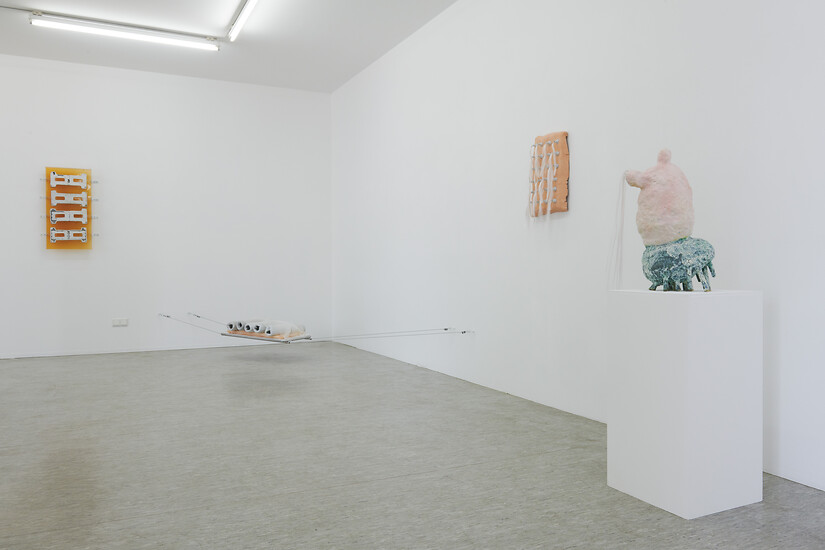 Ausstellungsansicht, Werke Olivia Pils &ndash; Foto: Annette Kradisch