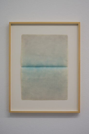 Susanne  Roth, Im Nebel (Blatt 12), 2024 &ndash; 29,3 x 21 cm; Buntstiftpigment verrieben auf liniertem Papier; Foto: Annette Kradisch