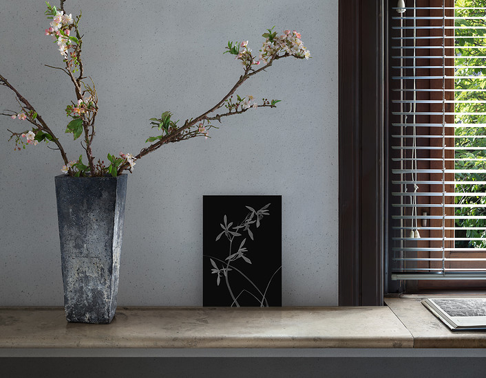 „,Chinesische Orchidee (Hommage an Ma Lin)’ im Konferenzraum der KochInvest Unternehmensgruppe, Nürnberg 2016“, 2016|2018 &ndash; Ed. 1 von 3+1; 101 x 130,6 cm; Giclée-Druck auf Papier, Diasec