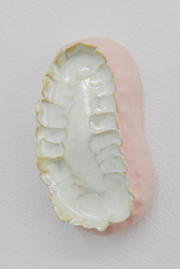 Markus Putze, o. T., 2023 &ndash; 15x9x5 cm; Keramik; Foto: Annette Kradisch