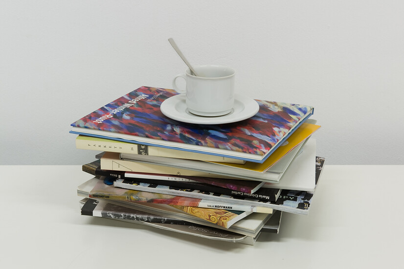 Michael  Schrattenthaler, schwarz und süß (ed. 5 von 6+1), 2006 &ndash; 45 x 30 x 25 cm, Kaffeetasse, Kaffee, Motor, Elektronik, Kunstbücher; Foto: Annette Kradisch