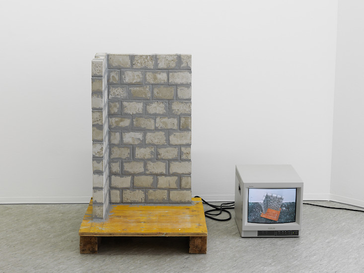 Tobias  Keck, "Wackelwand", 2012 &ndash; Objekt: 60x70x104 cm, Monitor: 34x35x41 cm; Beton/Silikon/Videoloop