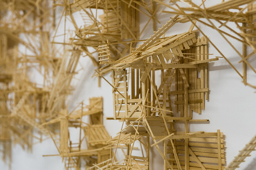 Michael  Schrattenthaler, homegrown # 4 (Baumhaus), 2010 - Detail &ndash; ca. 370 x 95 x 22 cm; Holz; Foto: Annette Kradisch
