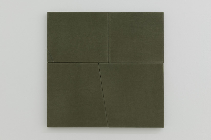 T-Shirt militärgrün (aus der Serie Fetzengalerie), 2018 &ndash; 57 x 57 cm; Stoff, Holz; Foto: Annette Kradisch