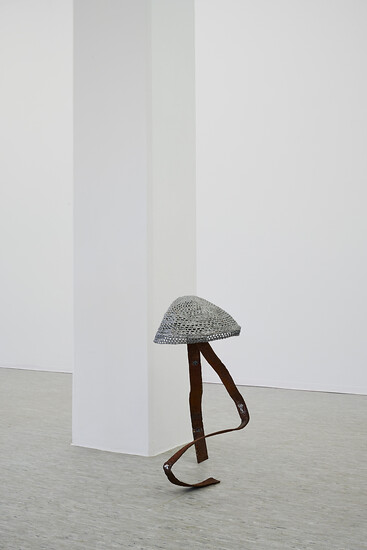 ohne Titel, 2026 &ndash; 66 x 46 x 35 cm; Stahl, Kunststoff, Acryllack; (Foto: Annette Kradisch)