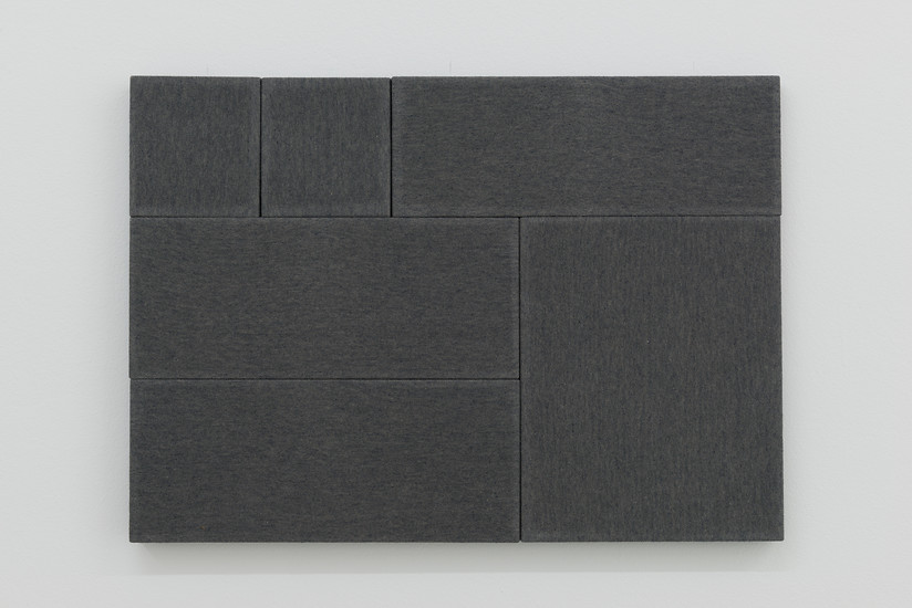 T-Shirt grau (aus der Serie Fetzengalerie), 2018 &ndash; 43 x 60,5 cm; Stoff, Holz; Foto: Annette Kradisch