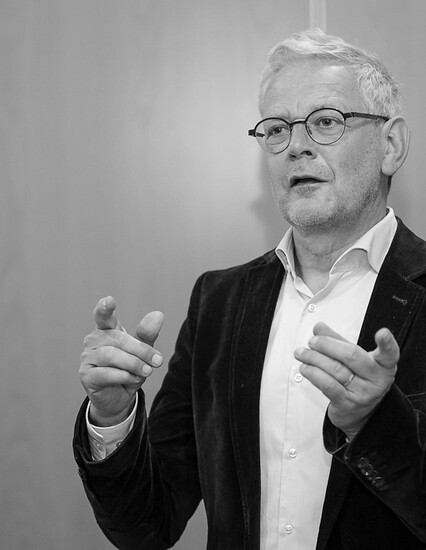 Andreas Radlmaier, Kulturjuornalist, Kurator, Festivalmanager (Foto: Blaue Nacht Nürnberg, 2022) &ndash; Essay vom 29. Juni 2024:
Sebastian Kuhn BEAUTY TROPHY