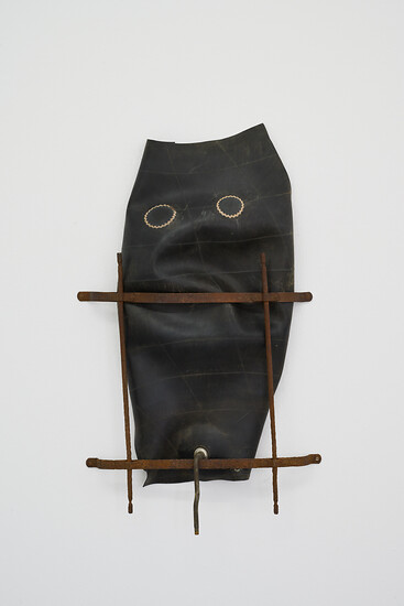 ohne Titel, 2021 &ndash; 60 x 40 x 17 cm; Stahl, Gummi; (Foto: Annette Kradisch)