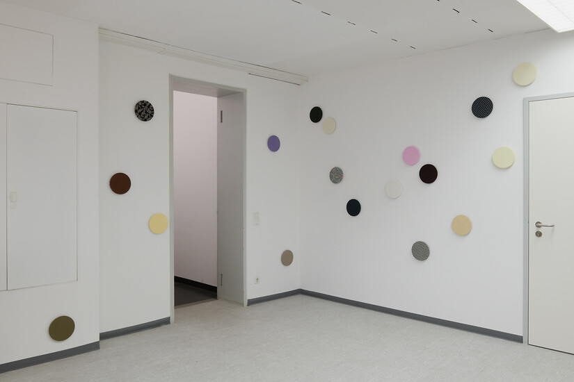 Konfetti (60-teilig), 2020 &ndash; Durchmesser á 20 cm; Hängung variabel; Stoffe von ausrangierten Kleidungsstücken, Holzscheiben; Foto: Ausstellungsansicht Annette Kradisch