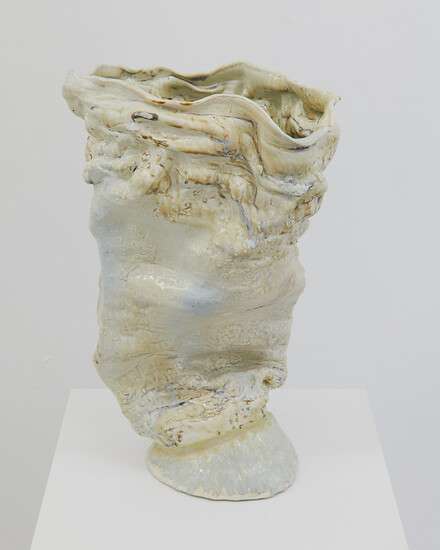 Sarah Pschorn, Cloudy 23, 2022 &ndash; 48x32x28 cm; Porzellan, Glasur, Lüster, Marmorkitt; Foto: Annette Kradisch