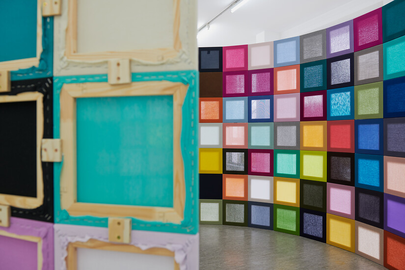 THE CROWD, 2023 &ndash; Durchmesser ca. 330 cm, H 210 cm; 
210 Stoff bespannte Keilrahmen, à 30x30 cm; Foto: Annette Kradisch