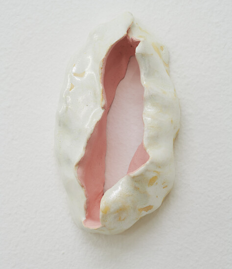 Markus Putze, o. T. (Pforte), 2023 &ndash; 14 x 8 x 4,5 cm; glasierte Keramik (Foto: Annette Kradisch)