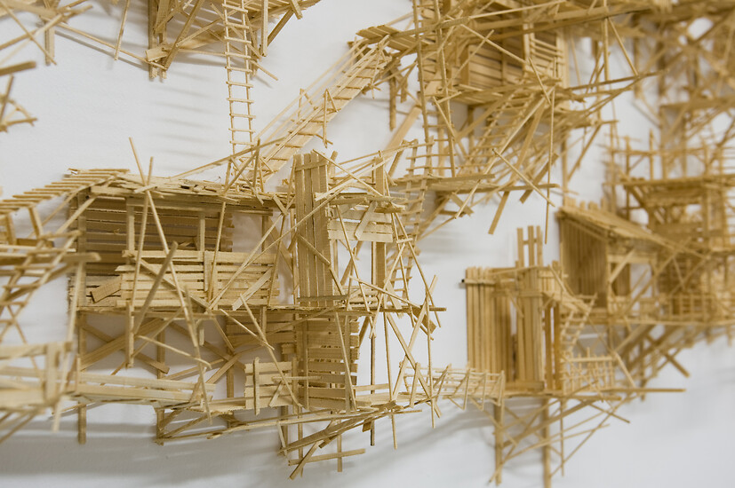 Michael  Schrattenthaler, homegrown # 4 (Baumhaus), 2010 - Detail &ndash; ca. 370 x 95 x 22 cm; Holz; Foto: Annette Kradisch
